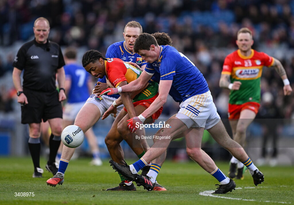 28 March 2026; John Phiri of Carlow in action against Patrick Fox, left, and Ronan Sweeney of Longford during the Allianz Football League Division 4 final match between Carlow and Longford at Croke Park in Dublin. Photo by David Fitzgerald/Sportsfile