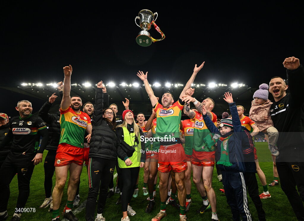 28 March 2026; Carlow players and staff celebrate with the cup after the Allianz Football League Division 4 final match between Carlow and Longford at Croke Park in Dublin. Photo by David Fitzgerald/Sportsfile