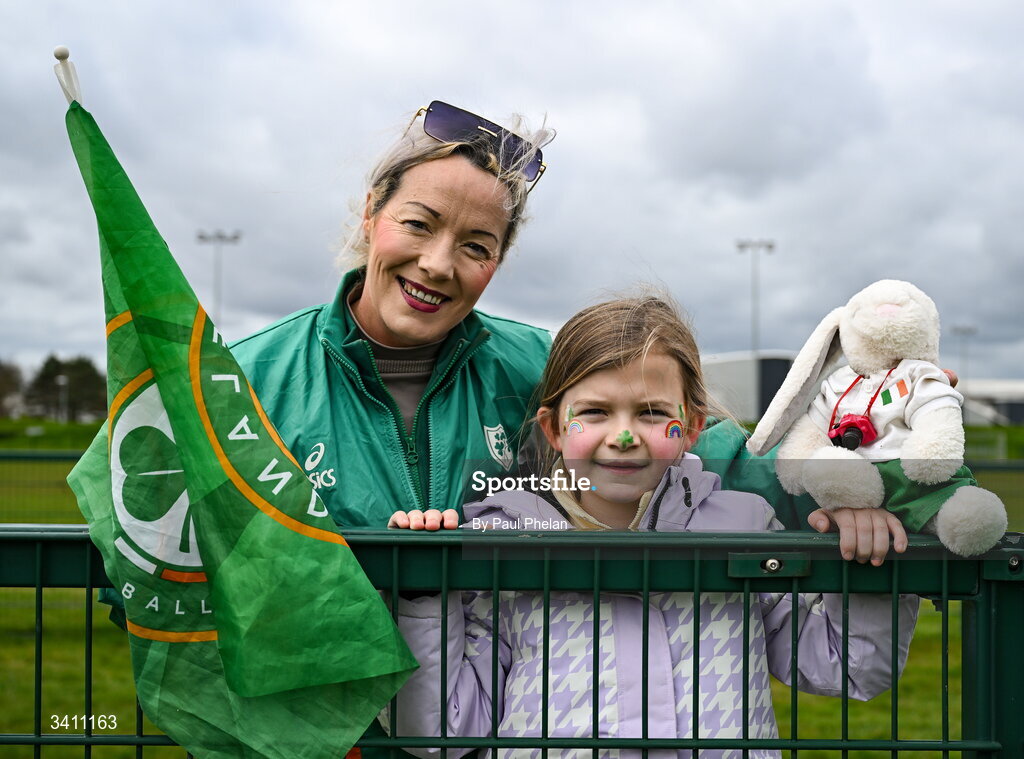 31 March 2026; Ruby Boland of Republic of Ireland’s mother Janice and sister Anna-Marie before the Girls U16 international friendly match between Repubic of Ireland and Switzerland at the FAI National Training Centre in Abbotstown, Dublin. Photo by Paul Phelan/Sportsfile