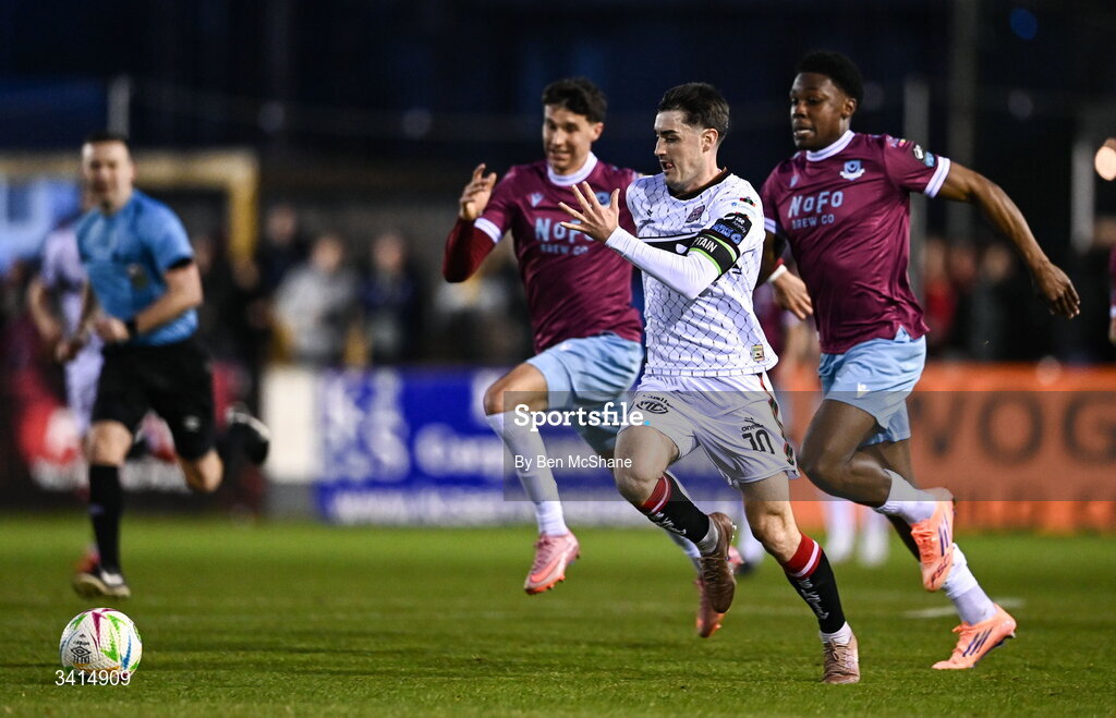 3 April 2026; Dawson Devoy of Bohemians makes a break from Ethan O'Brien, left, and Edwin Agbaje of Drogheda United during the SSE Airtricity Men's Premier Division match between Drogheda United and Bohemians at Sullivan & Lambe Park in Drogheda, Louth. Photo by Ben McShane/Sportsfile