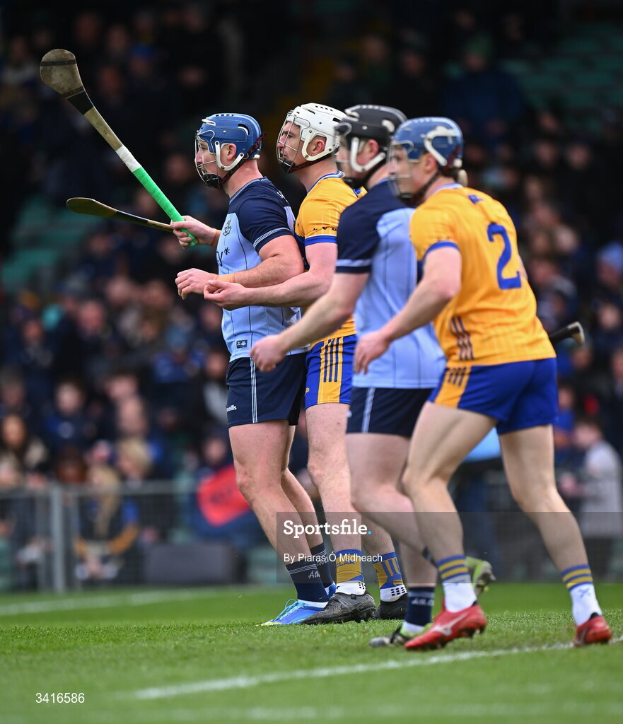 5 April 2026; John Hetherton of Dublin, left, is marked by Conor Cleary of Clare and Cian O'Sullivan of Dublin is marked by Rory Hayes of Clare,2 , during the Allianz Hurling League Division 1B final match between Clare and Dublin at TUS Gaelic Grounds in Limerick. Photo by Piaras Ó Mídheach/Sportsfile