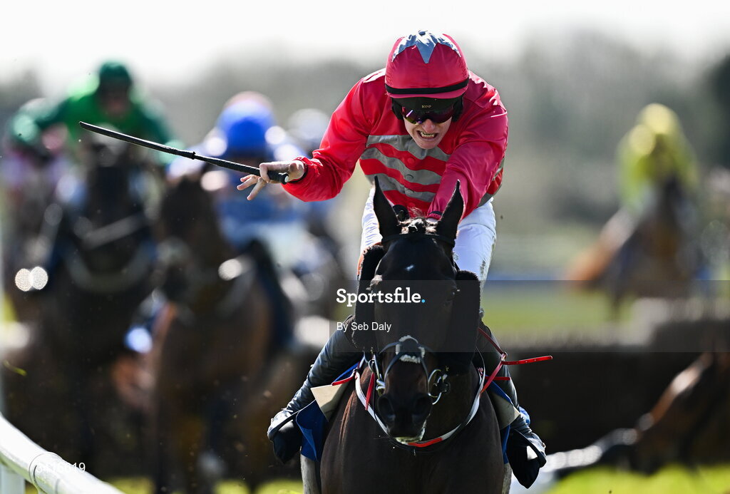 5 April 2026; Katie Daniels, with Ben Harvey up, on their way to winning the Cawley Furniture Novice Handicap Hurdle during day two of the Fairyhouse Easter Festival at Fairyhouse Racecourse in Ratoath, Meath. Photo by Seb Daly/Sportsfile
