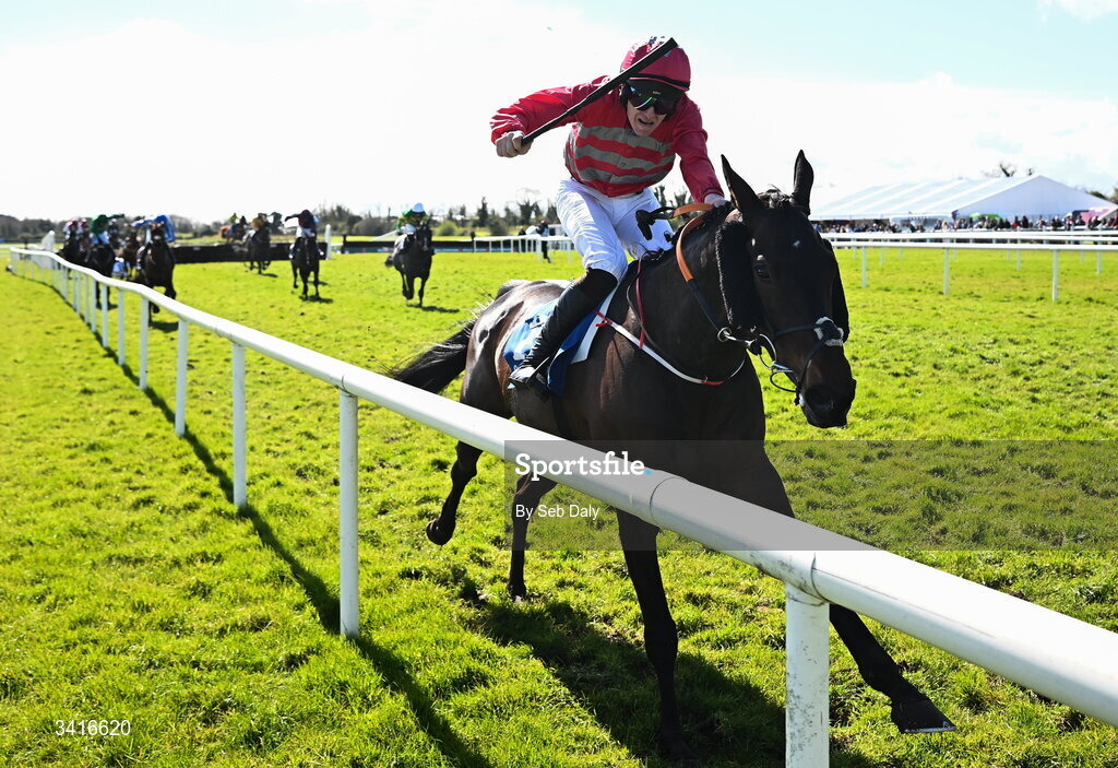 5 April 2026; Katie Daniels, with Ben Harvey up, on their way to winning the Cawley Furniture Novice Handicap Hurdle during day two of the Fairyhouse Easter Festival at Fairyhouse Racecourse in Ratoath, Meath. Photo by Seb Daly/Sportsfile