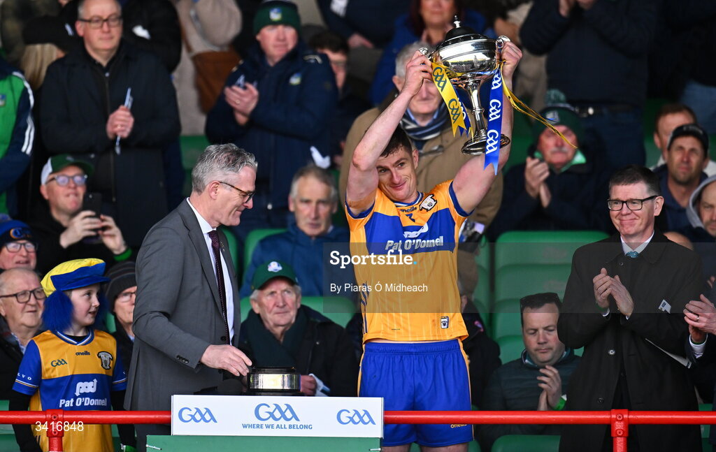 5 April 2026; Clare captain Conor Cleary lifts the cup after his side's victory in the Allianz Hurling League Division 1B final match between Clare and Dublin at TUS Gaelic Grounds in Limerick. Photo by Piaras Ó Mídheach/Sportsfile