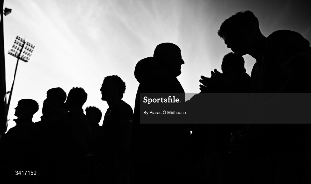 5 April 2026; EDITORS NOTE: Image has been shot in black and white. Colour version not available.) Limerick manager John Kiely with his players after victory in the Allianz Hurling League Division 1A final match between Limerick and Cork at TUS Gaelic Grounds in Limerick. Photo by Piaras Ó Mídheach/Sportsfile