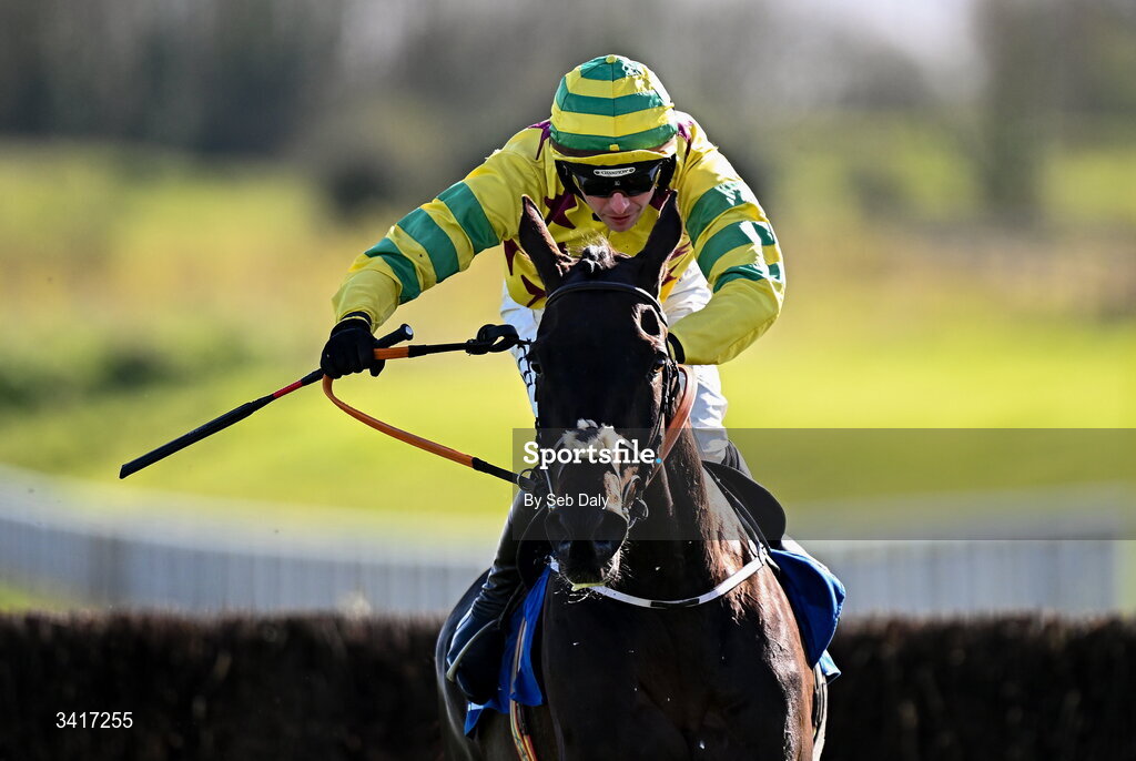 5 April 2026; Come Walk With Me, with Donagh Meyler up, on their way to winning the BOYLE Sports Novice Handicap Steeplechase during day two of the Fairyhouse Easter Festival at Fairyhouse Racecourse in Ratoath, Meath. Photo by Seb Daly/Sportsfile