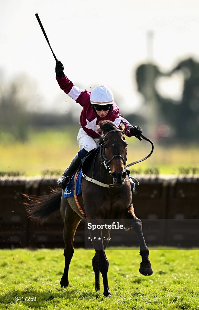 5 April 2026; Place De La Nation, with Danny Gilligan up, during the Irish Stallion Farms EBF Honeysuckle Mares Novice Hurdle on day two of the Fairyhouse Easter Festival at Fairyhouse Racecourse in Ratoath, Meath. Photo by Seb Daly/Sportsfile