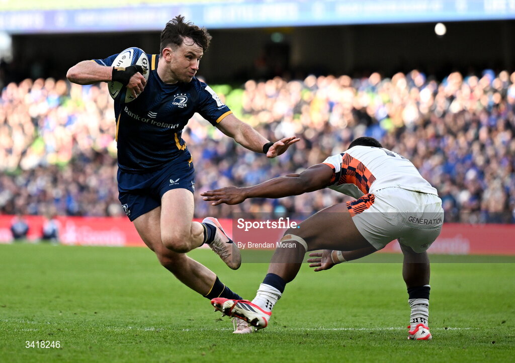 5 April 2026; Hugo Keenan of Leinster beats the tackle of Malelili Satala of Edinburgh on the wau to scoring his side's fourth try during the Investec Champions Cup match between Leinster and Edinburgh at the Aviva Stadium in Dublin. Photo by Brendan Moran/Sportsfile