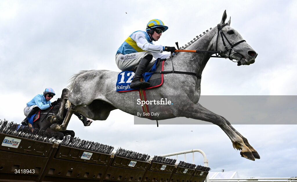 6 April 2026; Kentucky Beach, with Josh Williamson up, during the Farmhouse Foods Novice Handicap Hurdle on day three of the Fairyhouse Easter Festival at Fairyhouse Racecourse in Ratoath, Meath. Photo by Seb Daly/Sportsfile