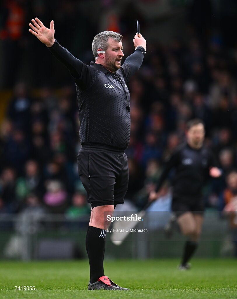 5 April 2026; Referee Thomas Walsh awards a penalty to Dublin during the Allianz Hurling League Division 1B final match between Clare and Dublin at TUS Gaelic Grounds in Limerick. Photo by Piaras Ó Mídheach/Sportsfile