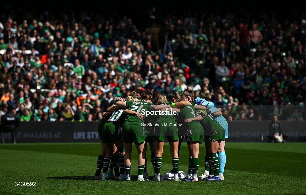 18 April 2026; The Republic of Ireland team huddle before the 2027 FIFA Women’s World Cup Qualifier match between Republic of Ireland and Poland at the Aviva Stadium in Dublin. Photo by Stephen McCarthy/Sportsfile