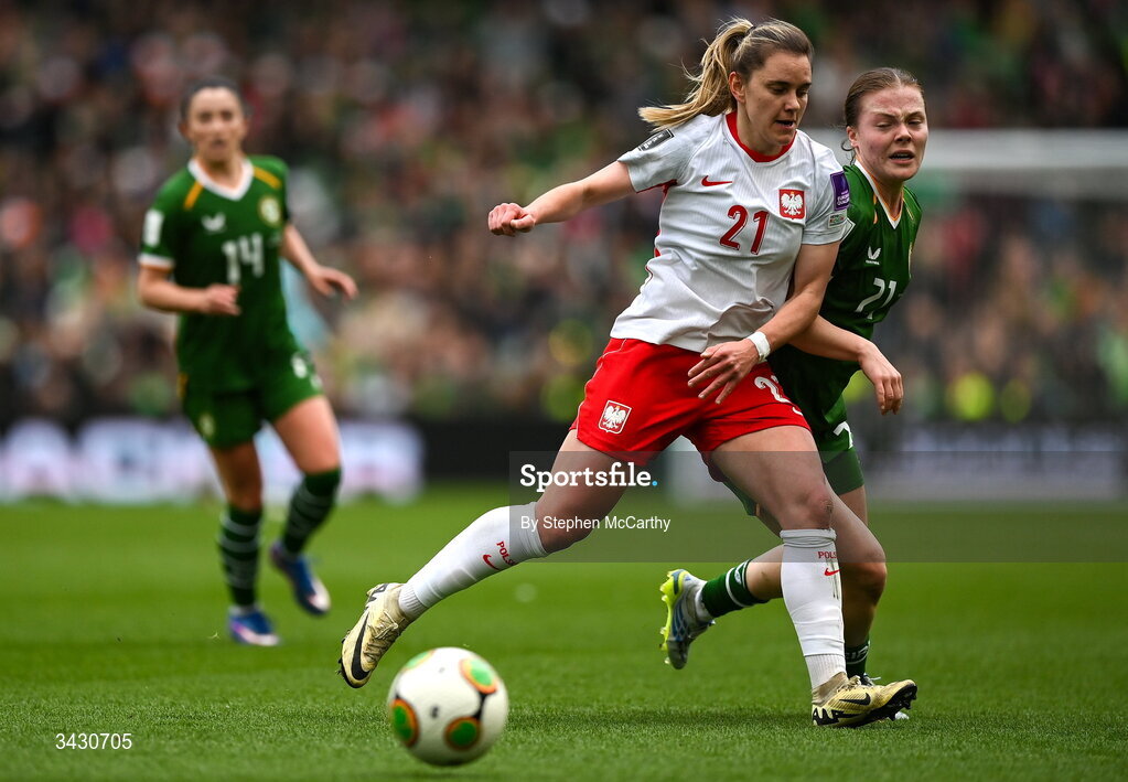 18 April 2026; Paulina Tomasiak of Poland in action against Emily Murphy of Republic of Ireland during the 2027 FIFA Women’s World Cup Qualifier match between Republic of Ireland and Poland at the Aviva Stadium in Dublin. Photo by Stephen McCarthy/Sportsfile