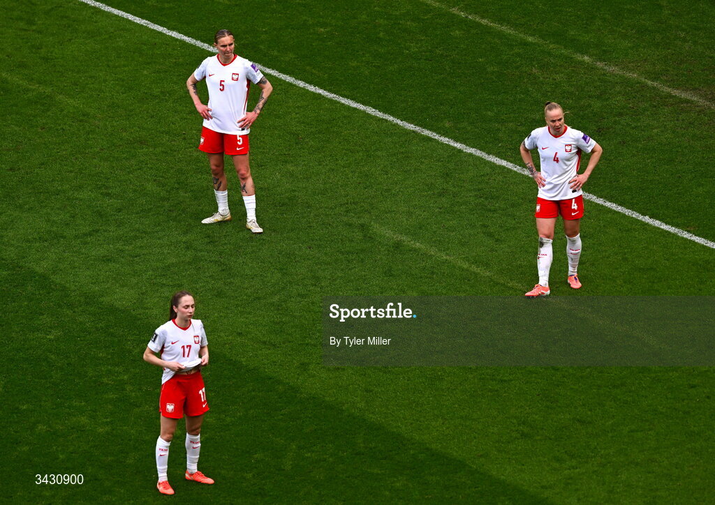 18 April 2026; Poland players, from left, Gabriela Grzybowska, Oliwia Wos and Paulina Dudek react during the 2027 FIFA Women’s World Cup Qualifier match between Republic of Ireland and Poland at the Aviva Stadium in Dublin. Photo by Tyler Miller/Sportsfile