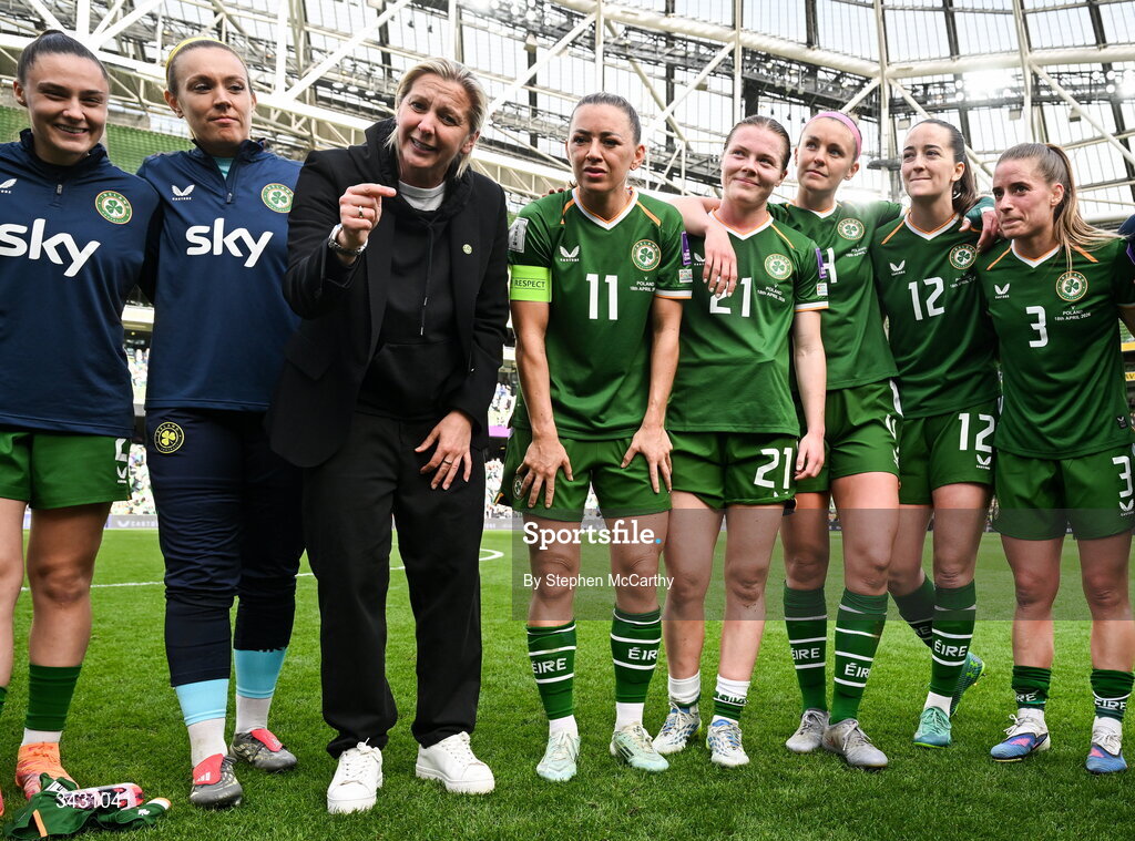 18 April 2026; Republic of Ireland head coach Carla Ward speaks to players after the 2027 FIFA Women’s World Cup Qualifier match between Republic of Ireland and Poland at the Aviva Stadium in Dublin. Photo by Stephen McCarthy/Sportsfile