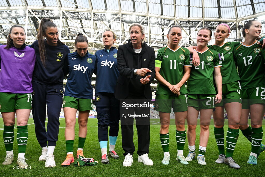 18 April 2026; Republic of Ireland head coach Carla Ward speaks to players after the 2027 FIFA Women’s World Cup Qualifier match between Republic of Ireland and Poland at the Aviva Stadium in Dublin. Photo by Stephen McCarthy/Sportsfile