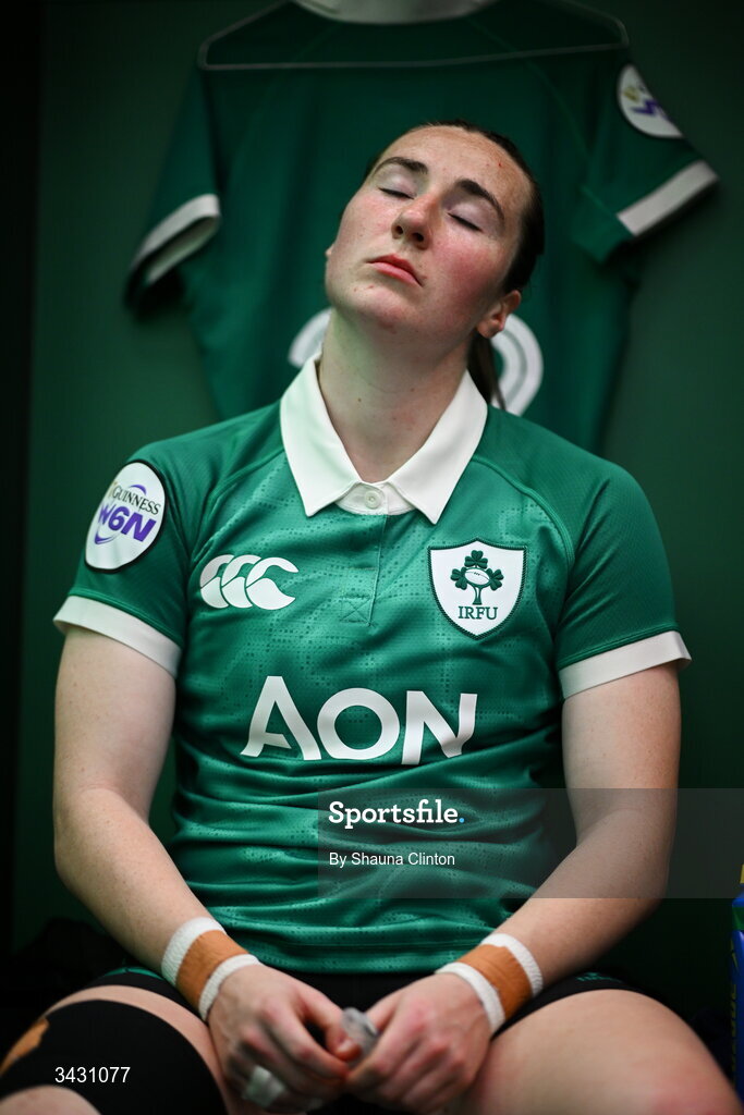 18 April 2026; Eve Higgins of Ireland, centre, in the dressing room before the Women's Six Nations Rugby Championship match between Ireland and Italy at Dexcom Stadium in Galway. Photo by Shauna Clinton/Sportsfile