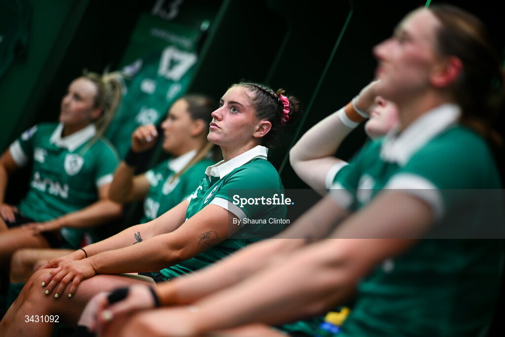 18 April 2026; Katie Whelan of Ireland, centre, in the dressing room before the Women's Six Nations Rugby Championship match between Ireland and Italy at Dexcom Stadium in Galway. Photo by Shauna Clinton/Sportsfile