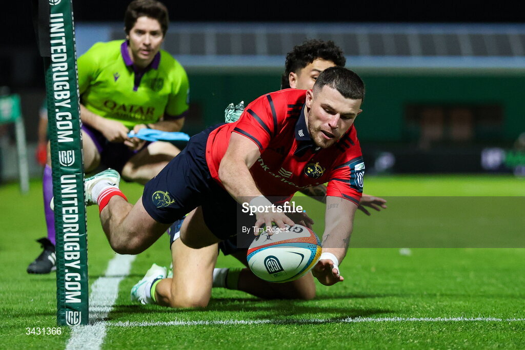 18 April 2026; Calvin Nash of Munster scores his side's first try during the United Rugby Championship match between Benetton and Munster at Stadio Monigo in Treviso, Italy. Photo by Tim Rogers/Sportsfile