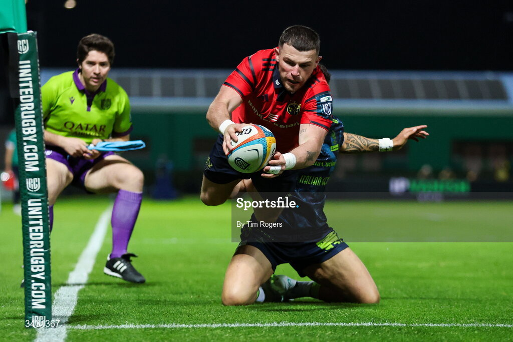 18 April 2026; Calvin Nash of Munster scores his side's first try during the United Rugby Championship match between Benetton and Munster at Stadio Monigo in Treviso, Italy. Photo by Tim Rogers/Sportsfile