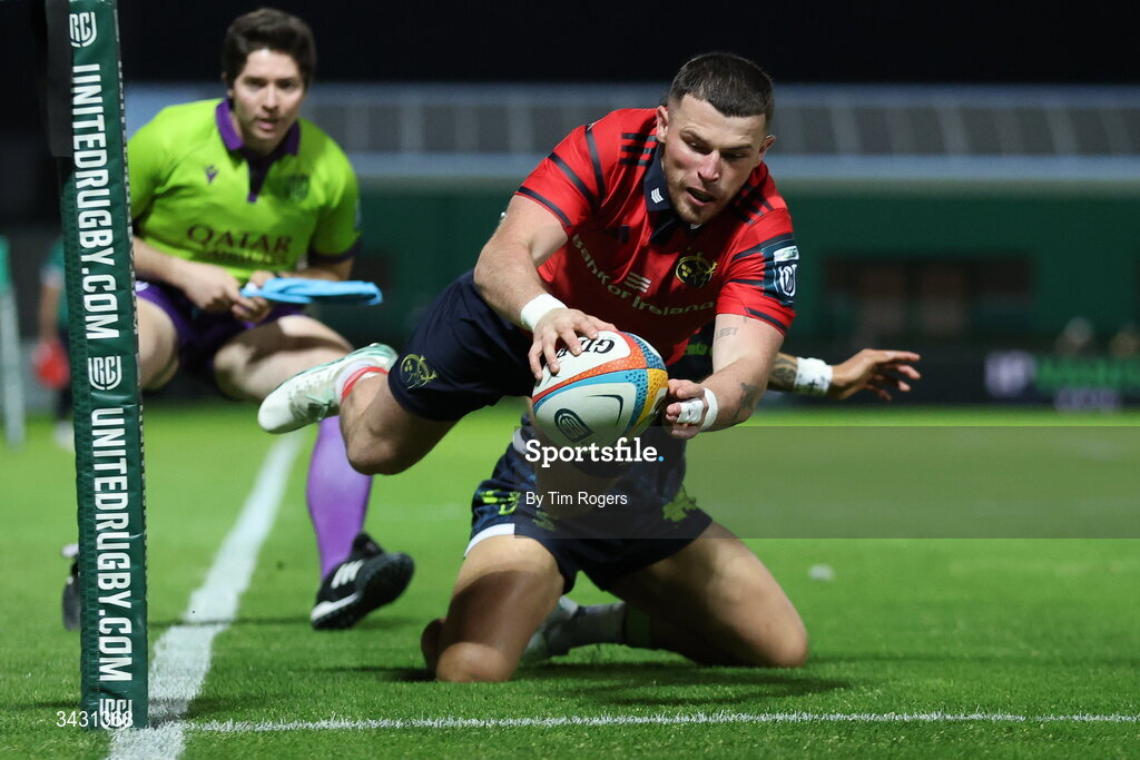 18 April 2026; Calvin Nash of Munster scores his side's first try during the United Rugby Championship match between Benetton and Munster at Stadio Monigo in Treviso, Italy. Photo by Tim Rogers/Sportsfile