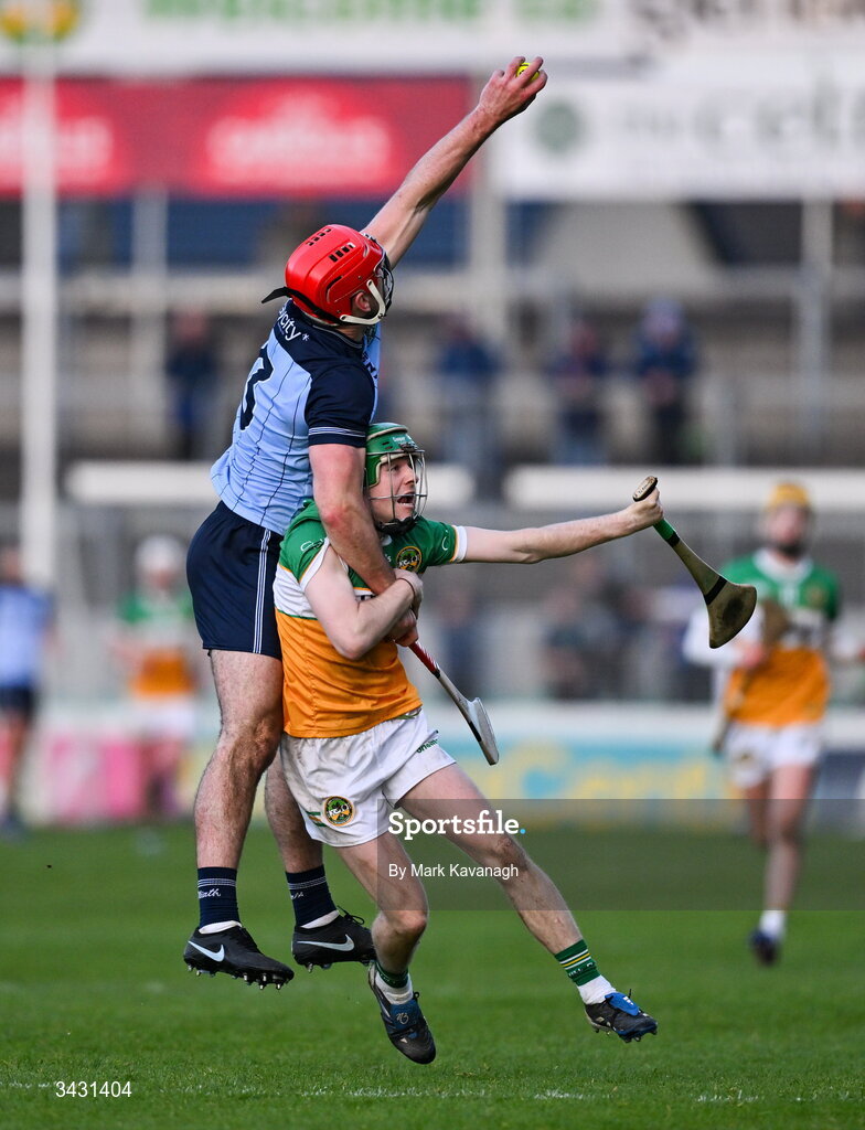 18 April 2026; Paddy Smyth of Dublin catches the sliotar from Adam Screeney of Offaly during the Leinster GAA Senior Hurling Championship Round 1 match between Offaly and Dublin at Glenisk O'Connor Park in Tullamore, Offaly. Photo by Mark Kavanagh/Sportsfile