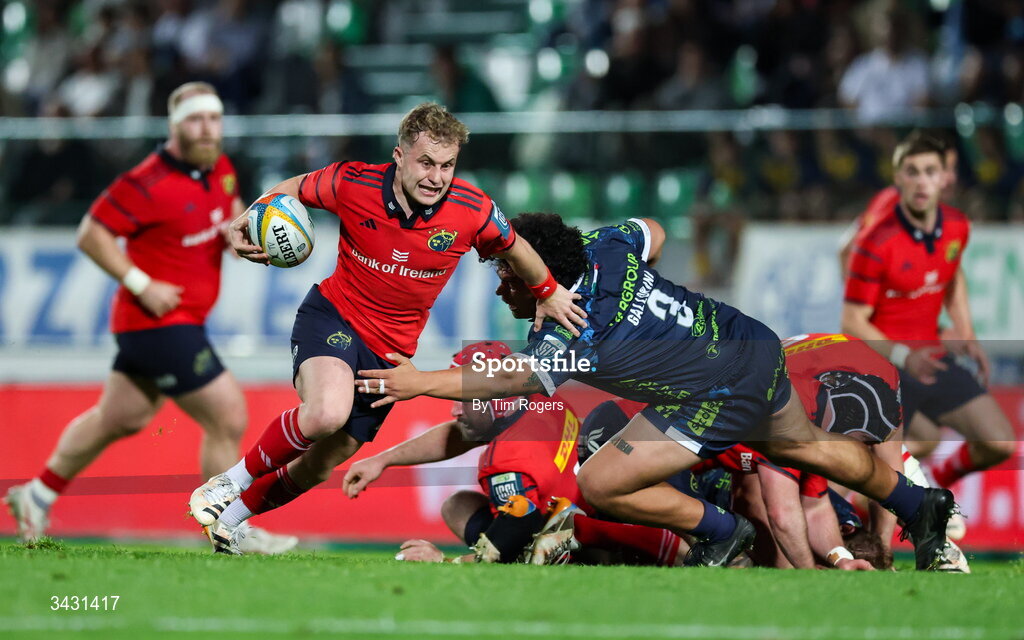 18 April 2026; Craig Casey of Munster breaks past Marcos Gallorini of Benetton during the United Rugby Championship match between Benetton and Munster at Stadio Monigo in Treviso, Italy. Photo by Tim Rogers/Sportsfile