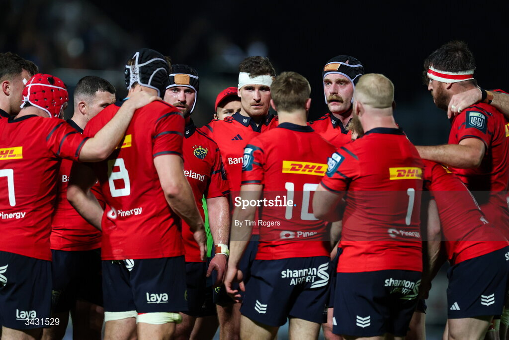18 April 2026; Munster players gather together during a half-time in the United Rugby Championship match between Benetton and Munster at Stadio Monigo in Treviso, Italy. Photo by Tim Rogers/Sportsfile