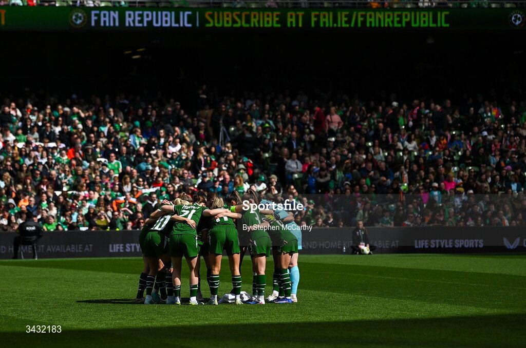 18 April 2026; Republic of Ireland players huddle before the 2027 FIFA Women’s World Cup Qualifier match between Republic of Ireland and Poland at the Aviva Stadium in Dublin. Photo by Stephen McCarthy/Sportsfile