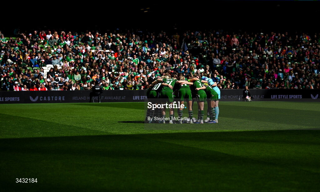18 April 2026; Republic of Ireland players huddle before the 2027 FIFA Women’s World Cup Qualifier match between Republic of Ireland and Poland at the Aviva Stadium in Dublin. Photo by Stephen McCarthy/Sportsfile