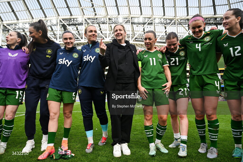 18 April 2026; Republic of Ireland head coach Carla Ward speaks to players and staff after the 2027 FIFA Women’s World Cup Qualifier match between Republic of Ireland and Poland at the Aviva Stadium in Dublin. Photo by Stephen McCarthy/Sportsfile
