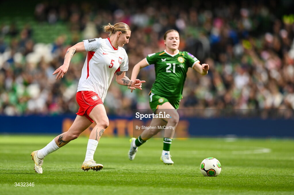 18 April 2026; Oliwia Wos of Poland in action against Emily Murphy of Republic of Ireland during the 2027 FIFA Women’s World Cup Qualifier match between Republic of Ireland and Poland at the Aviva Stadium in Dublin. Photo by Stephen McCarthy/Sportsfile