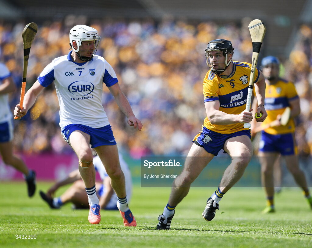 19 April 2026; Tony Kelly of Clare in action against Shane Bennett of Waterford during the Munster GAA Senior Hurling Championship Round 1 match between Clare and Waterford at Zimmer Biomet Páirc Chíosóg in Ennis, Clare. Photo by John Sheridan/Sportsfile