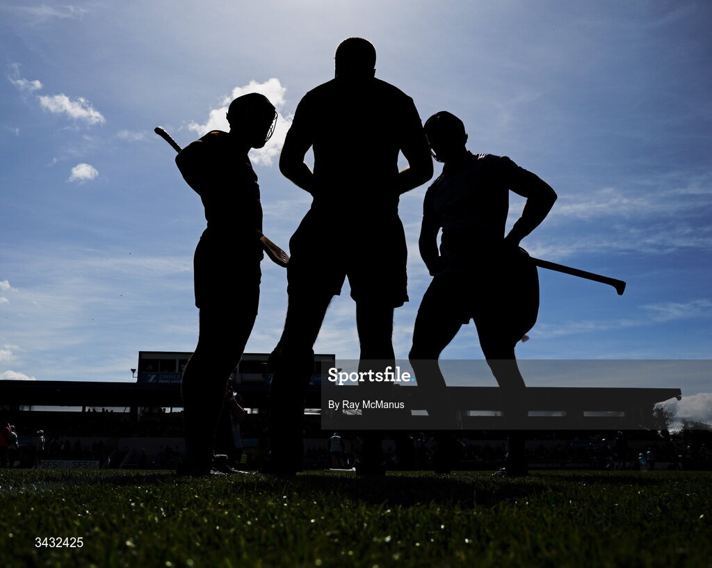 19 April 2026; Referee Shane Hynes speaks to the two captains, Tony Kelly of Clare and Mark Fitzgerald of Waterford, before the Munster GAA Senior Hurling Championship Round 1 match between Clare and Waterford at Zimmer Biomet Páirc Chíosóg in Ennis, Clare. Photo by Ray McManus/Sportsfile