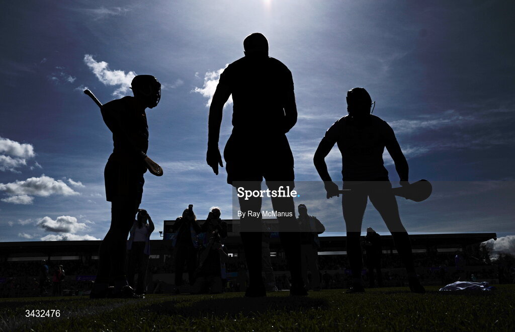 19 April 2026; Referee Shane Hynes speaks to the two captains, Tony Kelly of Clare and Mark Fitzgerald of Waterford, before the Munster GAA Senior Hurling Championship Round 1 match between Clare and Waterford at Zimmer Biomet Páirc Chíosóg in Ennis, Clare. Photo by Ray McManus/Sportsfile