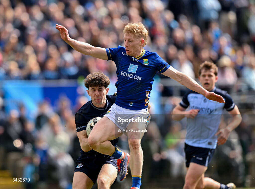 19 April 2026; Dublin goalkeeper Evan Comerford in action against Mark Kenny of Wicklow during the Leinster GAA Football Senior Championship quarter-final match between Wicklow and Dublin at Echelon Park in Aughrim in Wicklow. Photo by Mark Kavanagh/Sportsfile