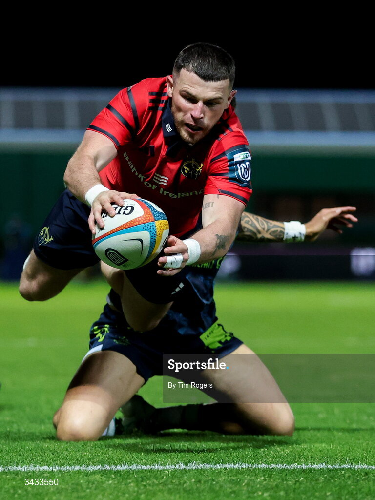 18 April 2026; Calvin Nash of Munster scores his side's first try during the United Rugby Championship match between Benetton and Munster at Stadio Monigo in Treviso, Italy. Photo by Tim Rogers/Sportsfile