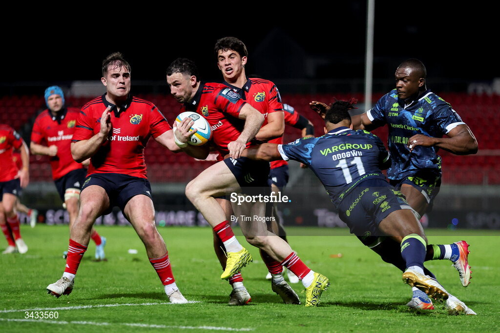 18 April 2026; Andrew Smith of Munster attacks with the ball during the United Rugby Championship match between Benetton and Munster at Stadio Monigo in Treviso, Italy. Photo by Tim Rogers/Sportsfile
