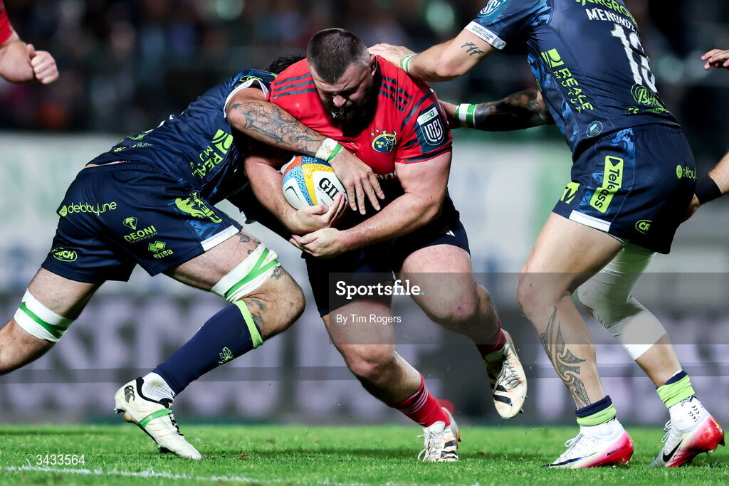 18 April 2026; Michael Milne of Munster in action during the United Rugby Championship match between Benetton and Munster at Stadio Monigo in Treviso, Italy. Photo by Tim Rogers/Sportsfile