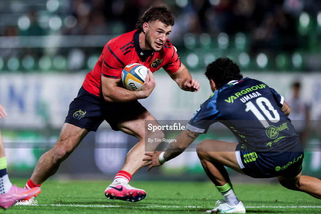 18 April 2026; Alex Nankivell of Munster in action against Jacob Umaga of Benetton during the United Rugby Championship match between Benetton and Munster at Stadio Monigo in Treviso, Italy. Photo by Tim Rogers/Sportsfile