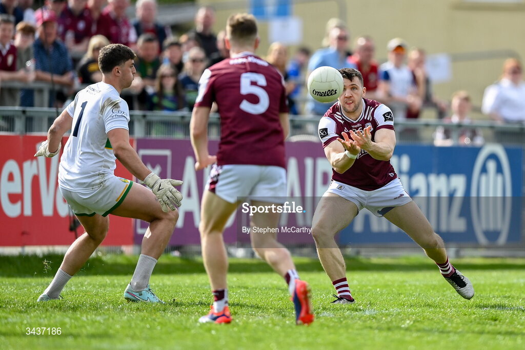 25 April 2026; Damien Comer of Galway passes the ball across to team-mate Dylan McHugh, 5, in the build up to Dylan McHugh scoring his side's goal during the Connacht GAA Football Senior Championship semi-final match between Leitrim and Galway at Heartland Credit Union Páirc Seán Mac Diarmada in Carrick-on-Shannon, Leitrim. Photo by Stephen McCarthy/Sportsfile
