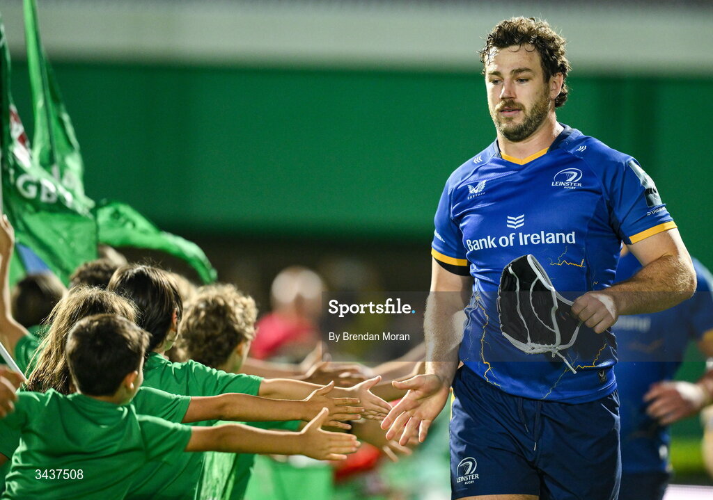 25 April 2026; Leinster captain Caelan Doris high fives young flagbearers as he leads his side onto the pitch before the United Rugby Championship match between Benetton and Leinster at Stadio Monigo in Treviso, Italy. Photo by Brendan Moran/Sportsfile