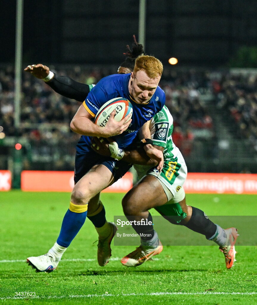 25 April 2026; Ciarán Frawley of Leinster beats the tackle of Paolo Odogwu of Benetton on the way to scoring his side's fourth try during the United Rugby Championship match between Benetton and Leinster at Stadio Monigo in Treviso, Italy. Photo by Brendan Moran/Sportsfile