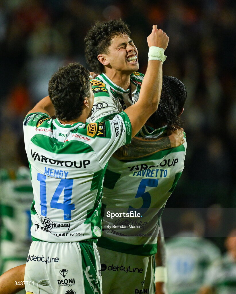 25 April 2026; Jacob Umaga of Benetton, centre, celebrates with teammates after kicking the winning penalty during the United Rugby Championship match between Benetton and Leinster at Stadio Monigo in Treviso, Italy. Photo by Brendan Moran/Sportsfile