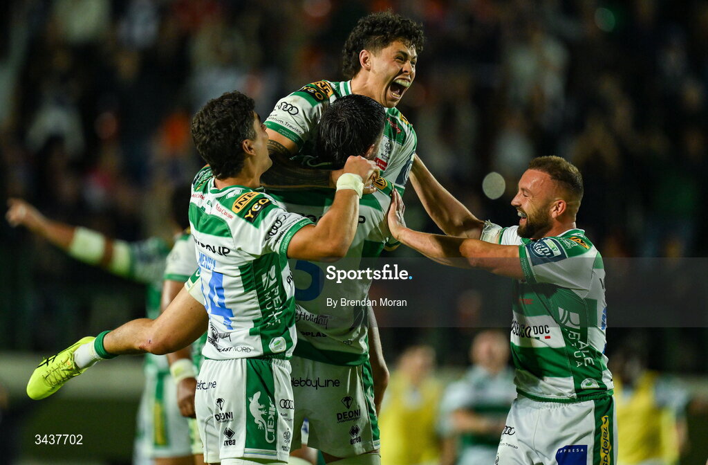 25 April 2026; Jacob Umaga of Benetton, centre, celebrates with teammates after kicking the winning penalty during the United Rugby Championship match between Benetton and Leinster at Stadio Monigo in Treviso, Italy. Photo by Brendan Moran/Sportsfile