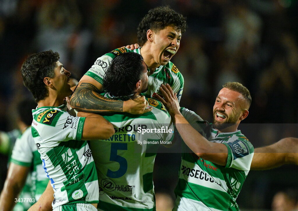 25 April 2026; Jacob Umaga of Benetton, centre, celebrates with teammates after kicking the winning penalty during the United Rugby Championship match between Benetton and Leinster at Stadio Monigo in Treviso, Italy. Photo by Brendan Moran/Sportsfile