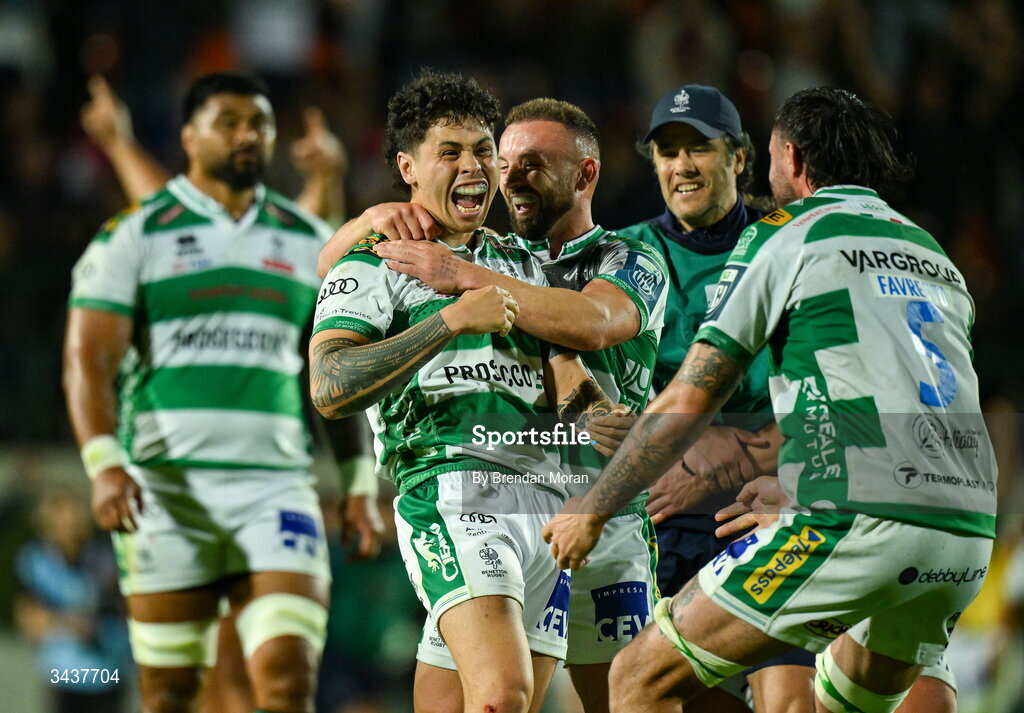 25 April 2026; Jacob Umaga of Benetton, second from left, celebrates with teammates after kicking the winning penalty during the United Rugby Championship match between Benetton and Leinster at Stadio Monigo in Treviso, Italy. Photo by Brendan Moran/Sportsfile