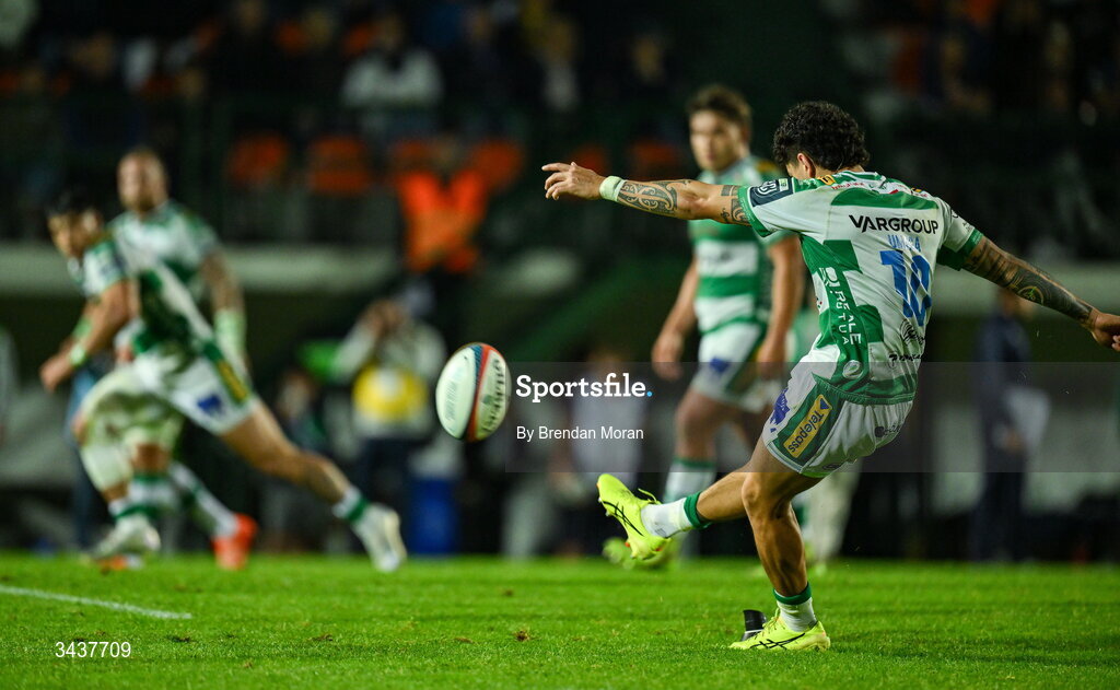 25 April 2026; Jacob Umaga of Benetton kicks the winning penalty during the United Rugby Championship match between Benetton and Leinster at Stadio Monigo in Treviso, Italy. Photo by Brendan Moran/Sportsfile