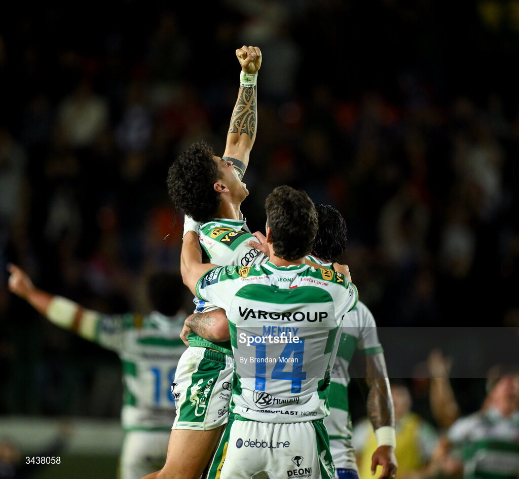 25 April 2026; Jacob Umaga of Benetton, centre, celebrates with teammates after kicking the winning penalty during the United Rugby Championship match between Benetton and Leinster at Stadio Monigo in Treviso, Italy. Photo by Brendan Moran/Sportsfile