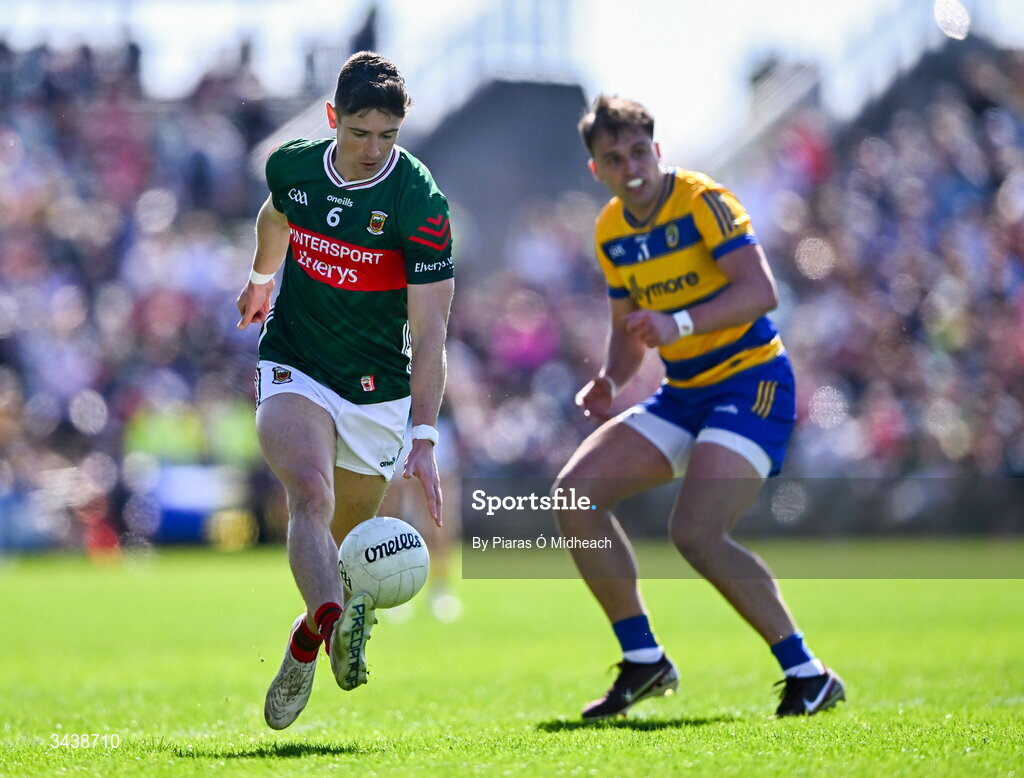 26 April 2026; Conor Loftus of Mayo gets away from Enda Smith of Roscommon to score his side's first point during the Connacht GAA Football Senior Championship semi-final match between Mayo and Roscommon at Hastings Insurance MacHale Park in Castlebar, Mayo. Photo by Piaras Ó Mídheach/Sportsfile