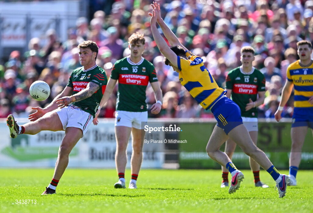 26 April 2026; Jordan Flynn of Mayo scores a point under pressure from Darragh Heneghan of Roscommon during the Connacht GAA Football Senior Championship semi-final match between Mayo and Roscommon at Hastings Insurance MacHale Park in Castlebar, Mayo. Photo by Piaras Ó Mídheach/Sportsfile